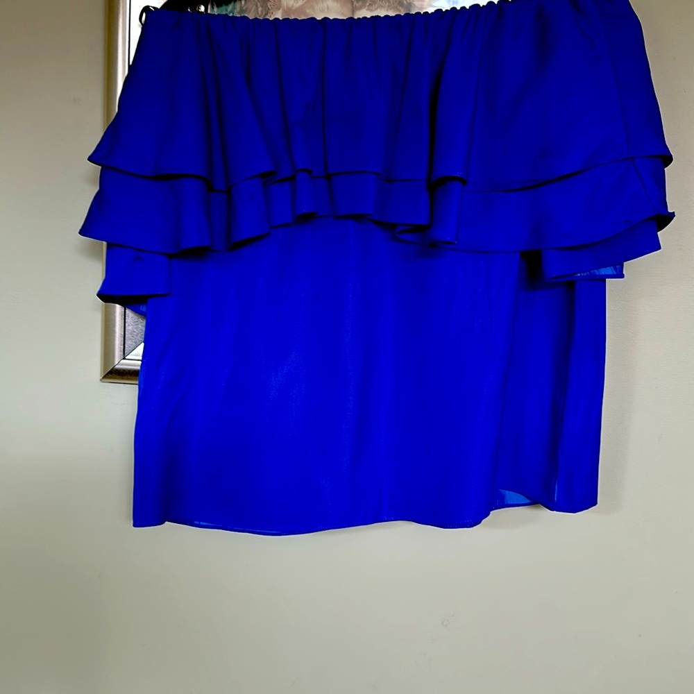 Beautiful Lilly Pulitzer top that you can wear off the shoulders or on like new